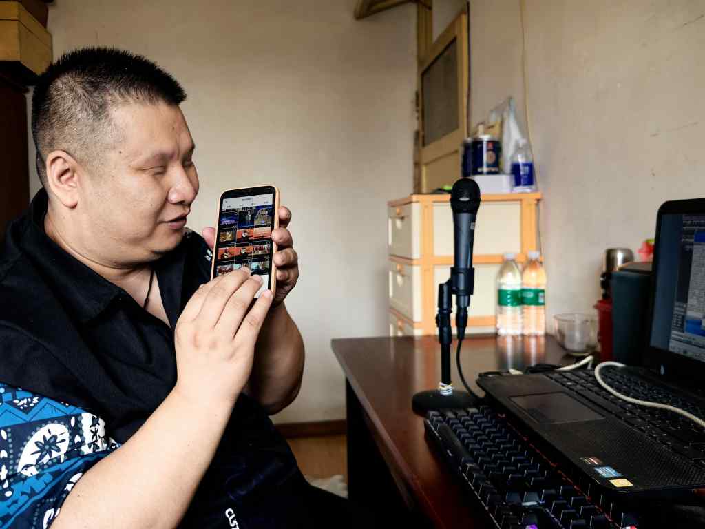 視障人士正在借助讀屏軟件操作手機(jī)
