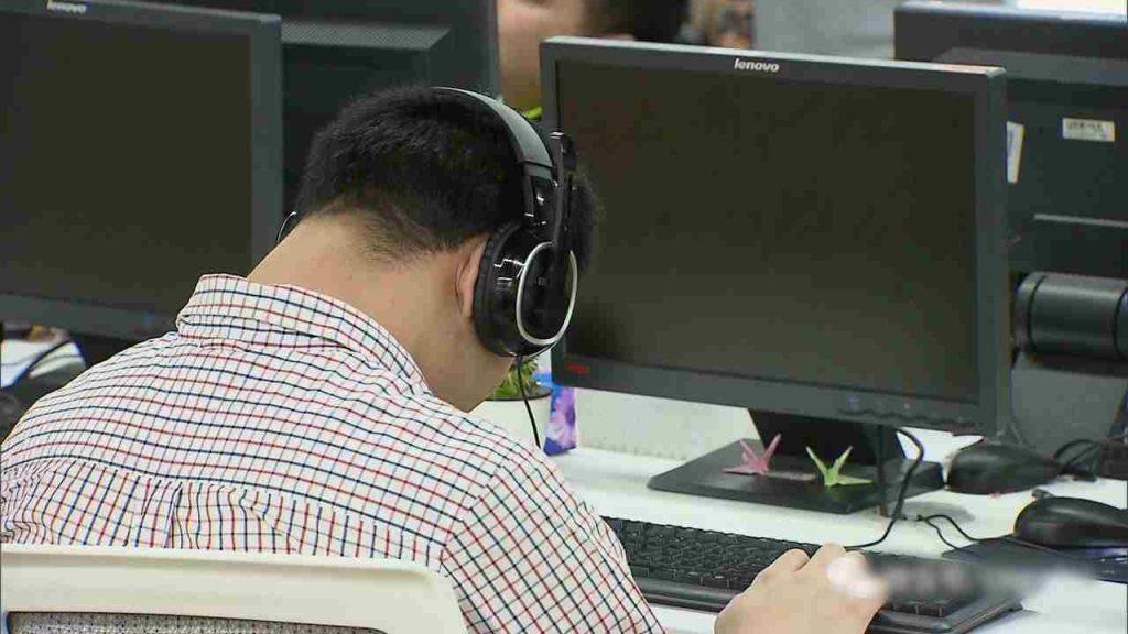 盲人正在用電腦工作