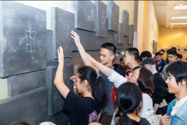 杭州良渚博物院視障人士正在用手體驗文物