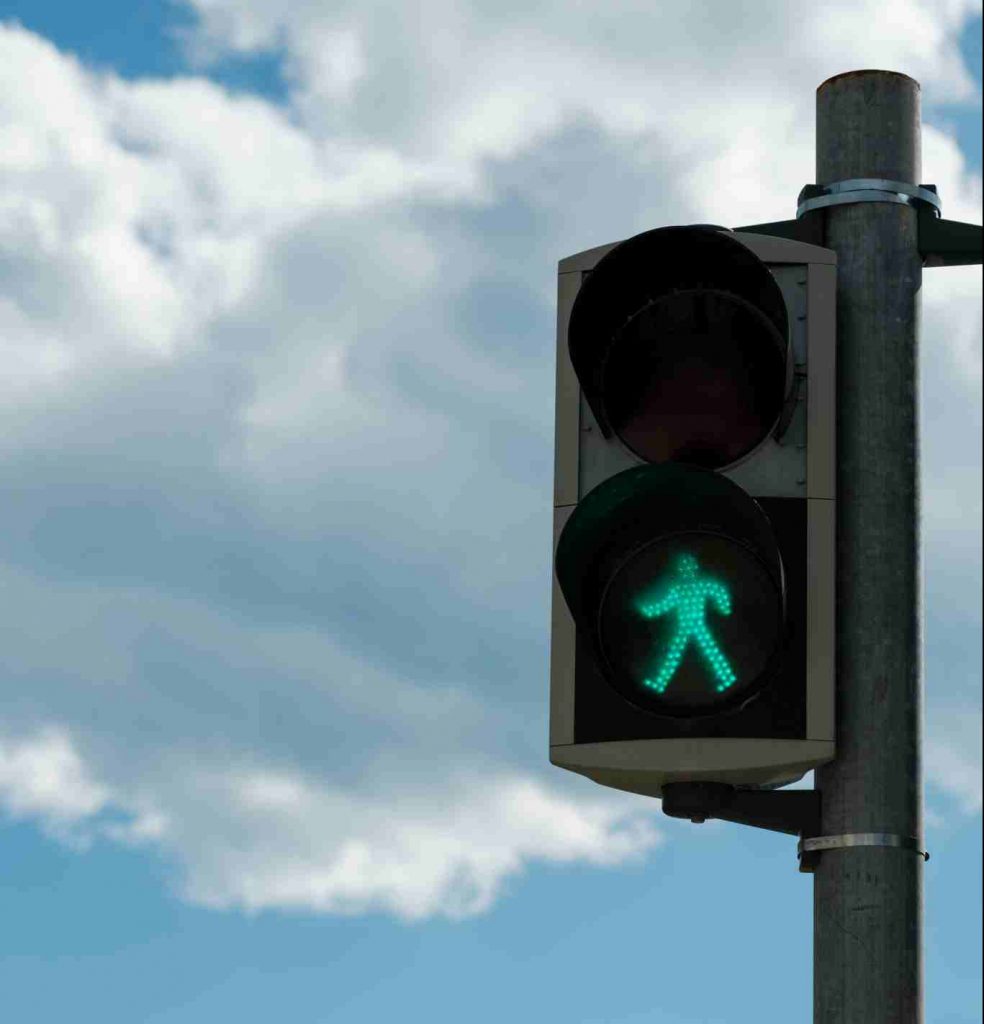 應大范圍普及語音紅綠燈，幫助視障朋友出行